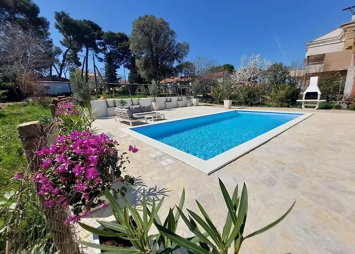 Casa Blanca, Биоград-на-Мору