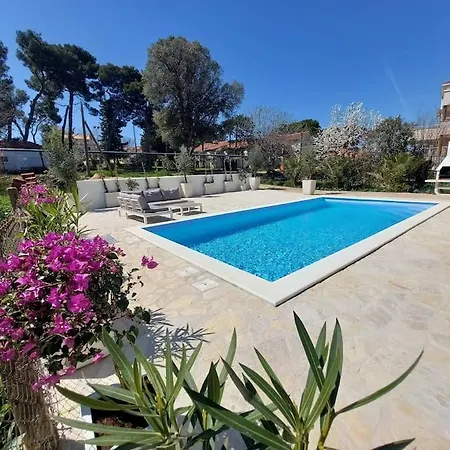 Casa Blanca, Biograd Na Moru